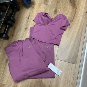 ALO Yoga Accolade Sweatshirt and Straight Leg Sweatpants Set in Soft Mulberry